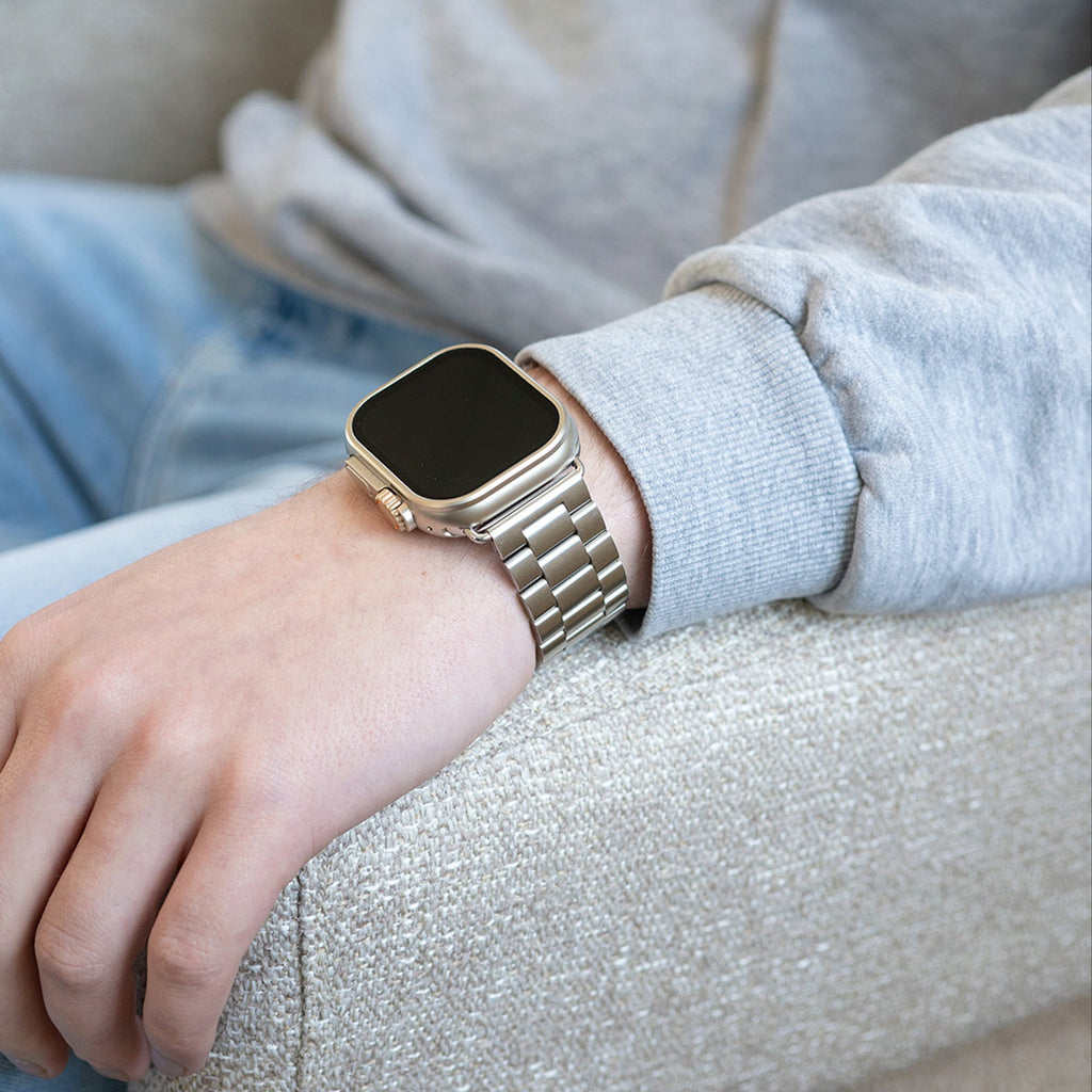 Correa de acero inoxidable plateado para Apple Watch — eslabones entrelazados y cierre plegable