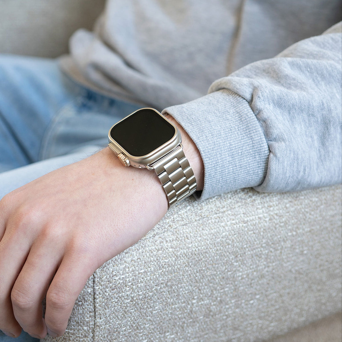Correa de acero inoxidable plateado para Apple Watch — eslabones entrelazados y cierre plegable