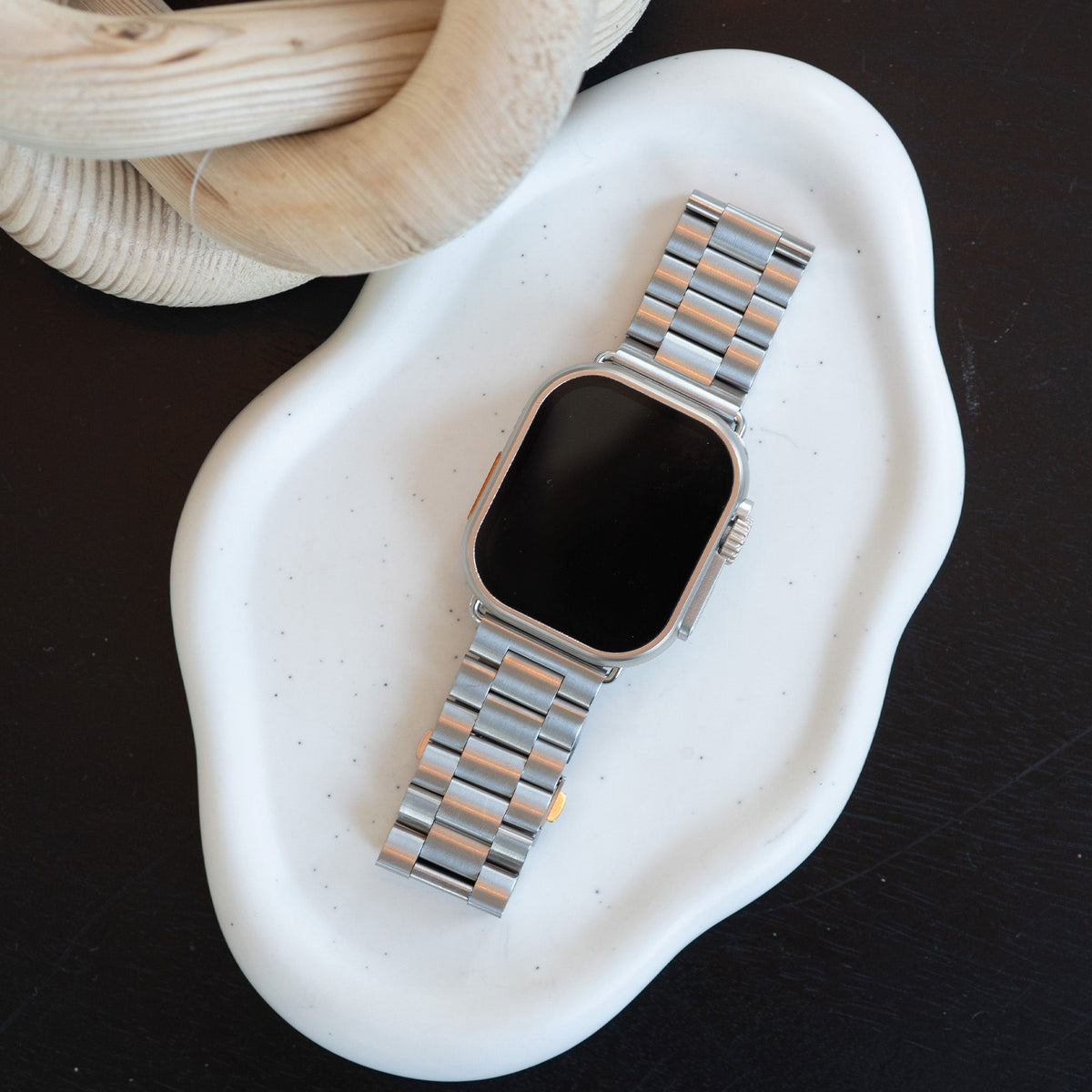 Correa de acero inoxidable plateado para Apple Watch — eslabones entrelazados y cierre plegable