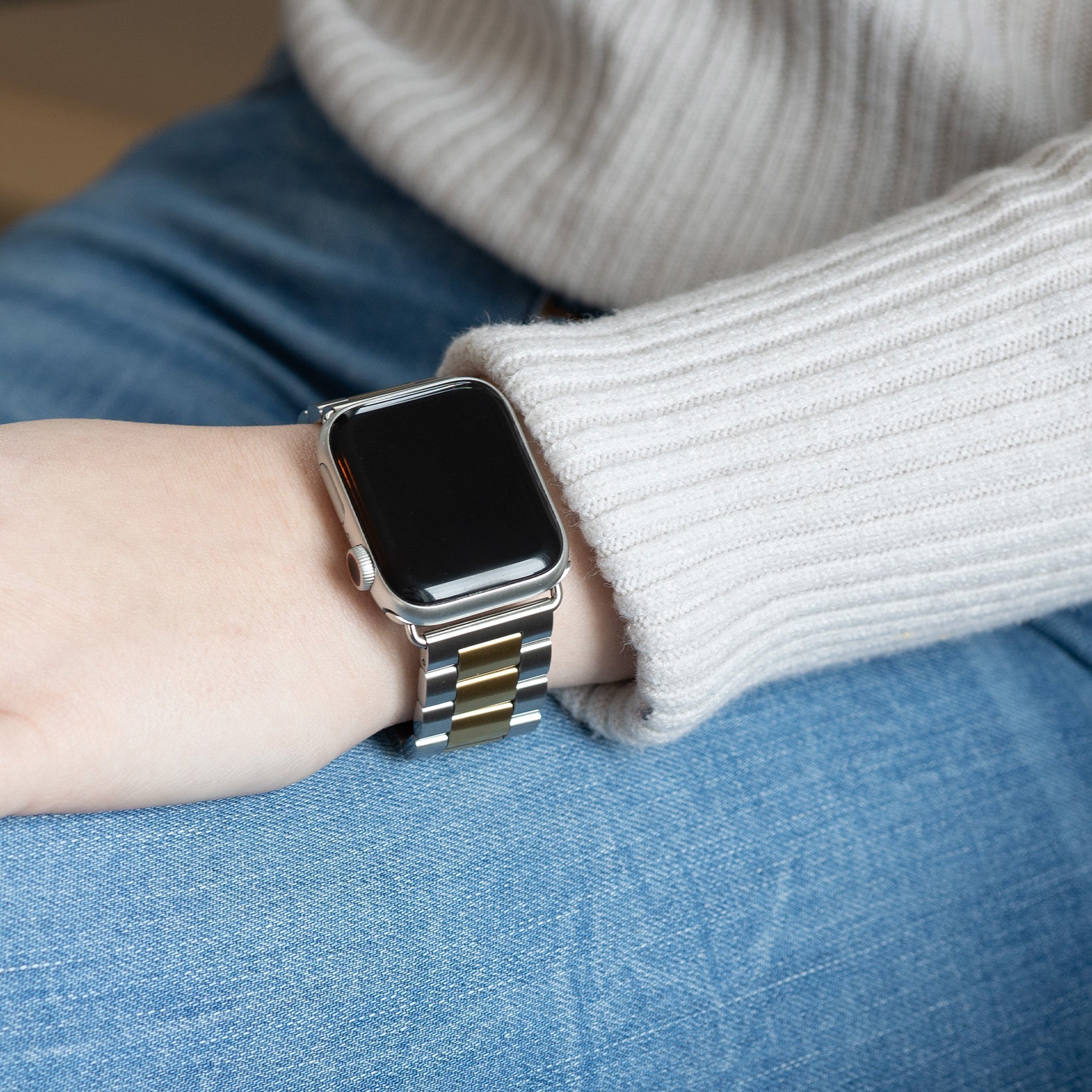 Apple Watch用ステンレススチールストラップ、シルバーとゴールドの連結リンクデザイン