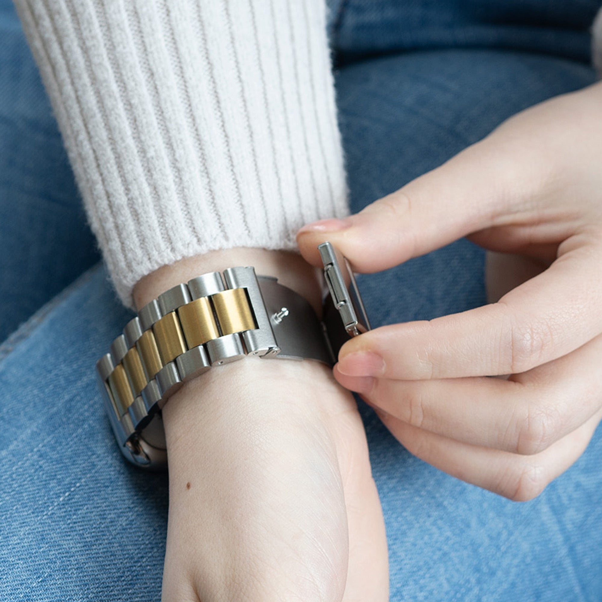 Apple Watch用ステンレススチールストラップ、シルバーとゴールドの連結リンクデザイン