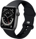 Klasický černý silikonový řemínek pro Apple Watch — provedení s dvojitou smyčkou a tlačítkovou sponou