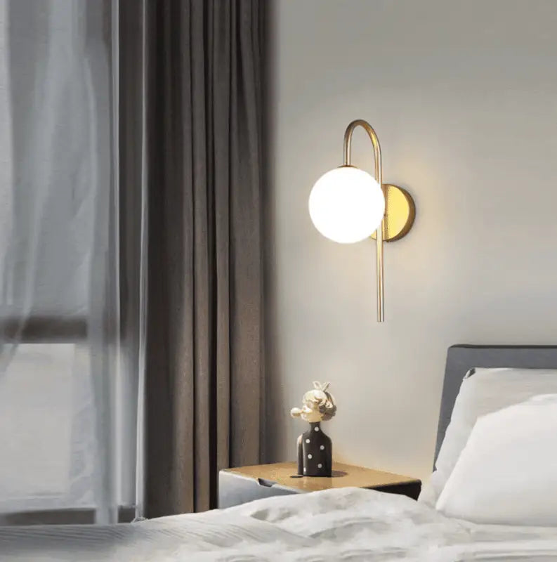 Globe-væglampe i industrielt aluminium med sort eller guldfarvet finish, 58 cm