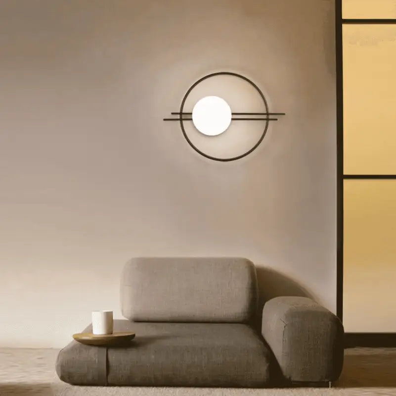 Globe-væglampe i industrielt aluminium med sort eller guldfarvet finish, 58 cm