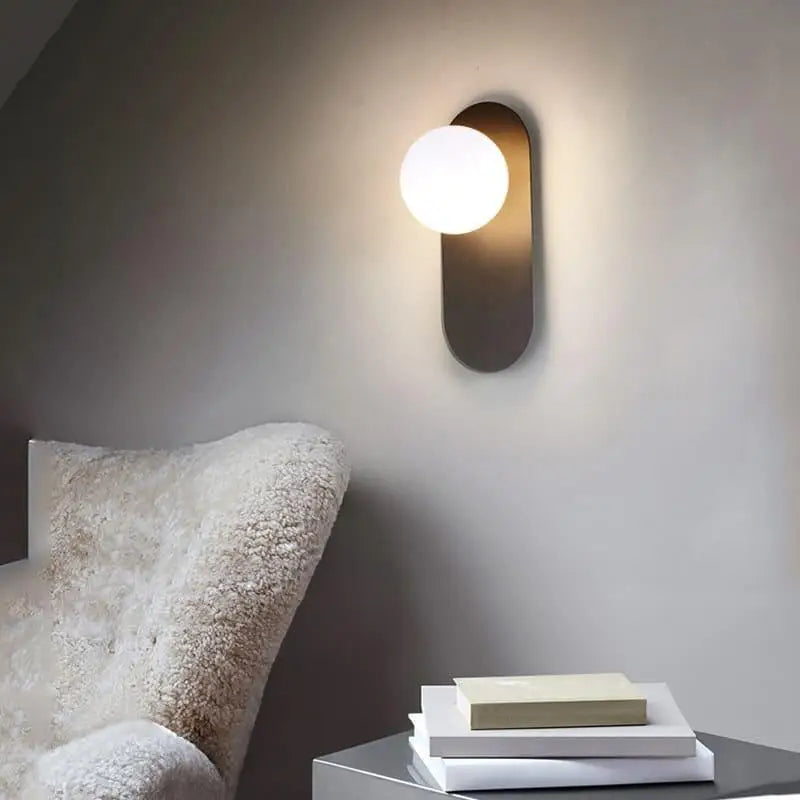 Globe-væglampe i industrielt aluminium med sort eller guldfarvet finish, 58 cm