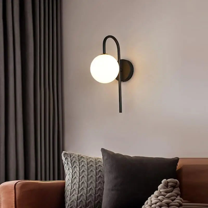 Globe-væglampe i industrielt aluminium med sort eller guldfarvet finish, 58 cm