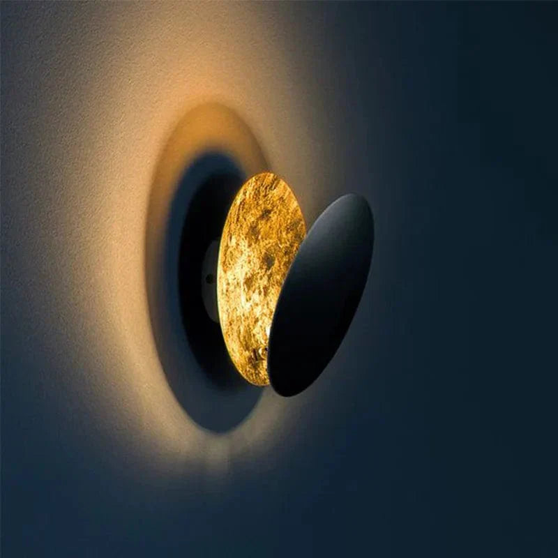 Lampada da parete per eclissi solare rotante in metallo dorato con LED