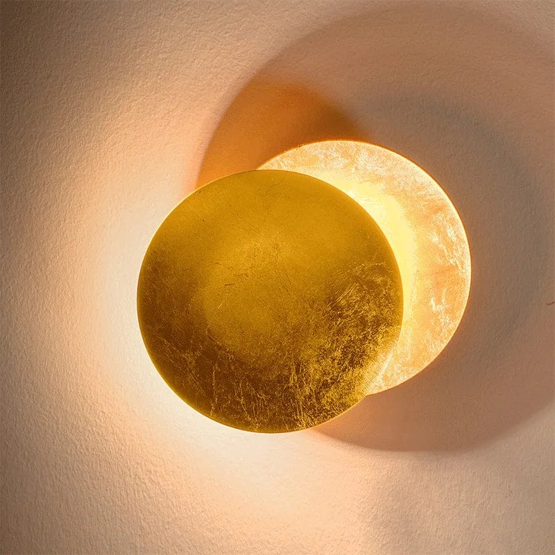 Lampada da parete per eclissi solare rotante in metallo dorato con LED