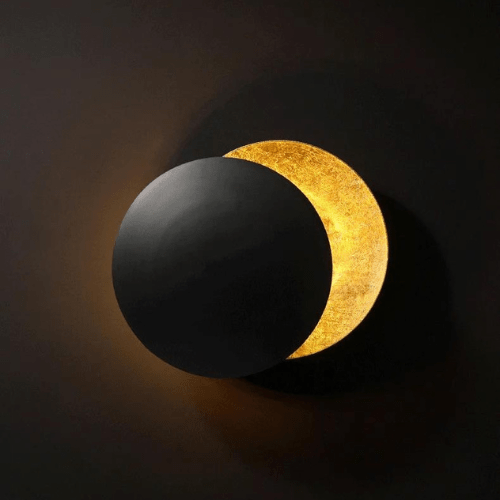 Lampada da parete per eclissi solare rotante in metallo dorato con LED