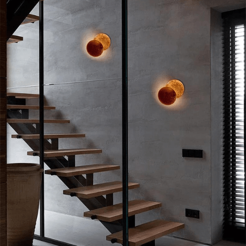 Lampada da parete per eclissi solare rotante in metallo dorato con LED