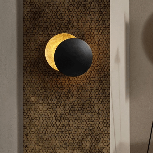 Lampada da parete per eclissi solare rotante in metallo dorato con LED