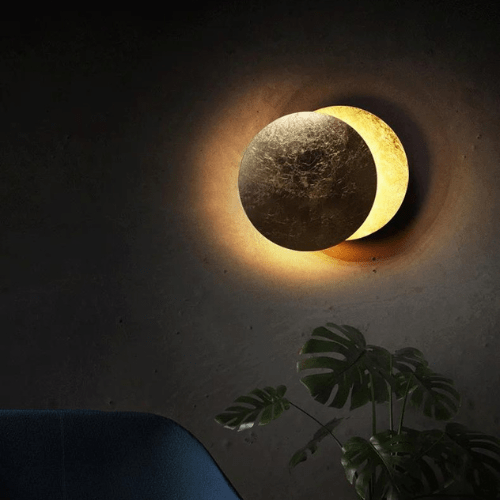 Lampada da parete per eclissi solare rotante in metallo dorato con LED