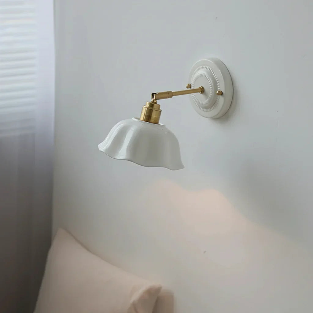 Candeeiro de Parede Giratório com Abajur de Cerâmica Branco e Acabamento em Cobre E27