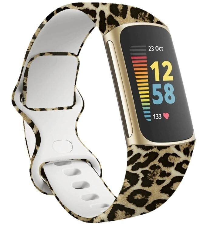 Náhradní řemínek Fitbit Charge 5 se vzorem šťastného leoparda