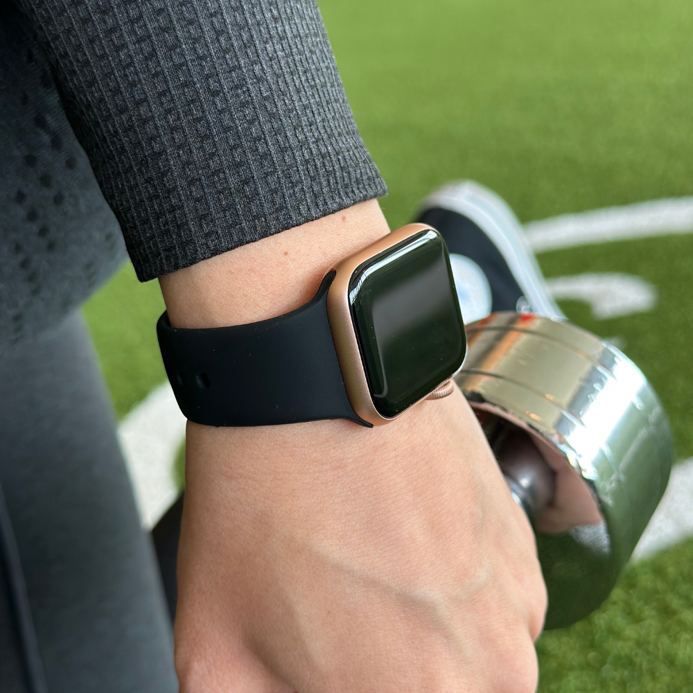 Klasický černý silikonový řemínek pro Apple Watch — provedení s dvojitou smyčkou a tlačítkovou sponou
