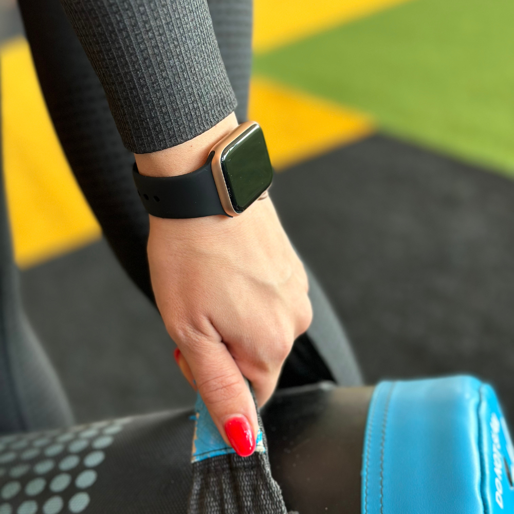 Klasický černý silikonový řemínek pro Apple Watch — provedení s dvojitou smyčkou a tlačítkovou sponou