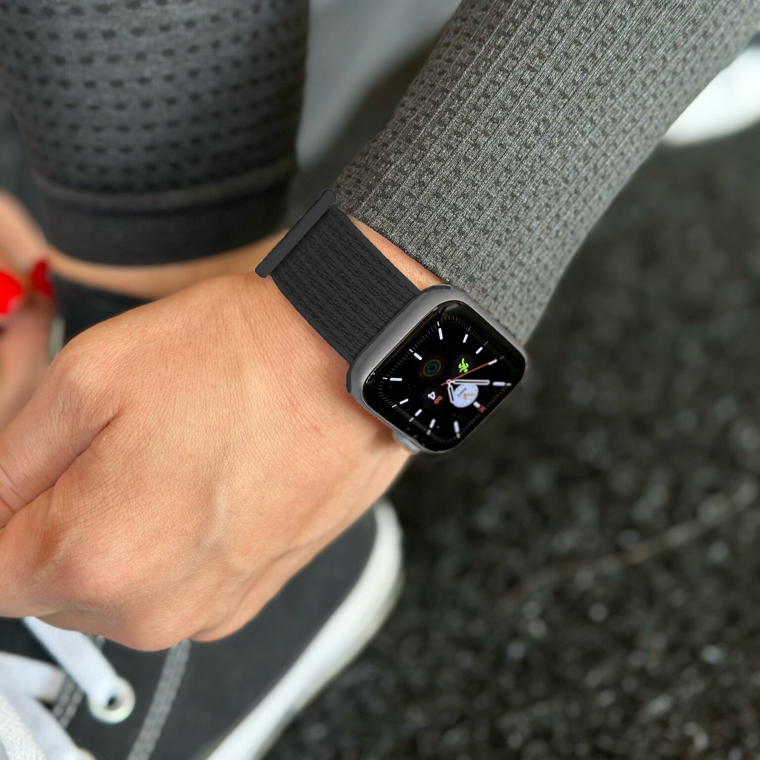 Originální černý nylonový řemínek Apple Watch Loop s nastavitelným zapínáním na suchý zip