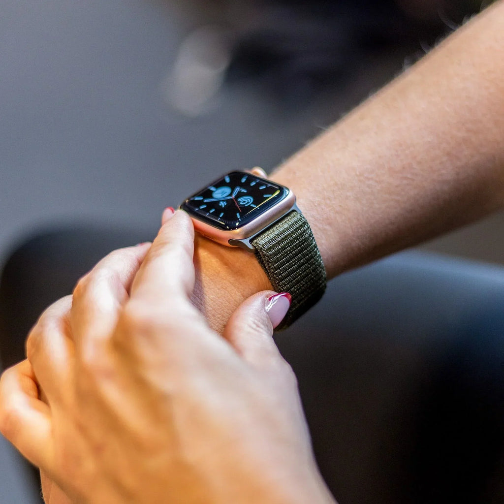 سوار Apple Watch من النايلون الأخضر الداكن