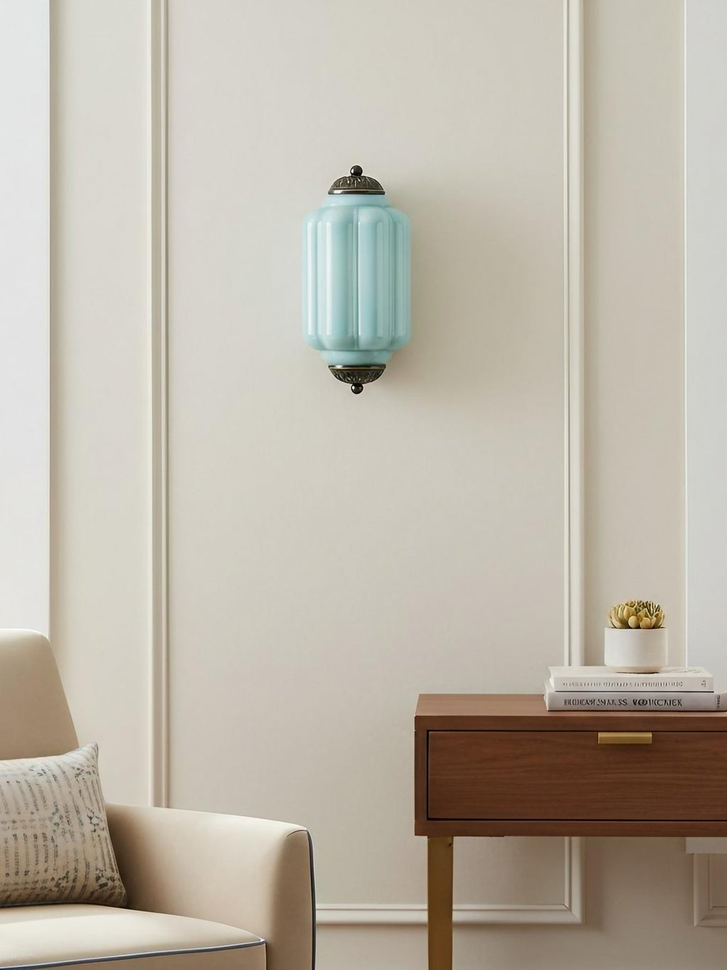 Væglampe i mælkehvidt glas til soveværelset eller gangen i skandinavisk stil