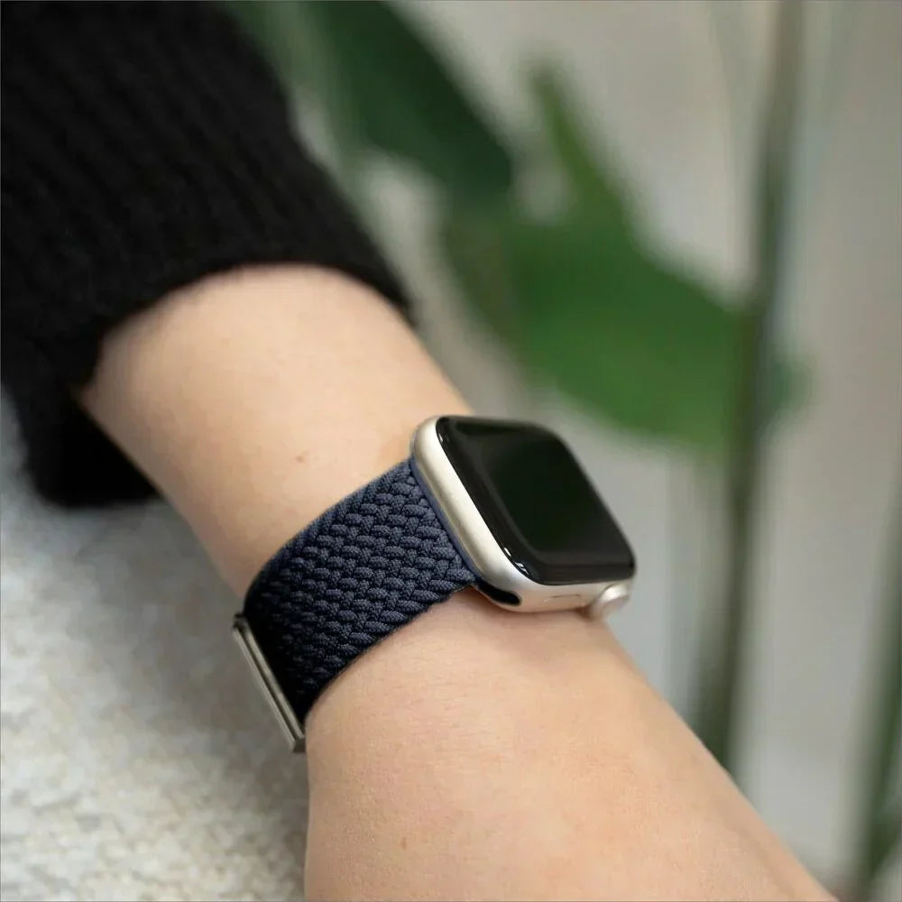 سوار Apple Watch مضفّر — تصميم منسوج بلون فحمي