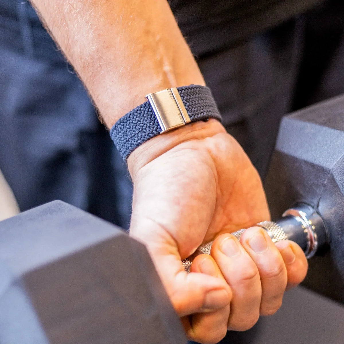 سوار Apple Watch مضفّر — تصميم منسوج بلون فحمي