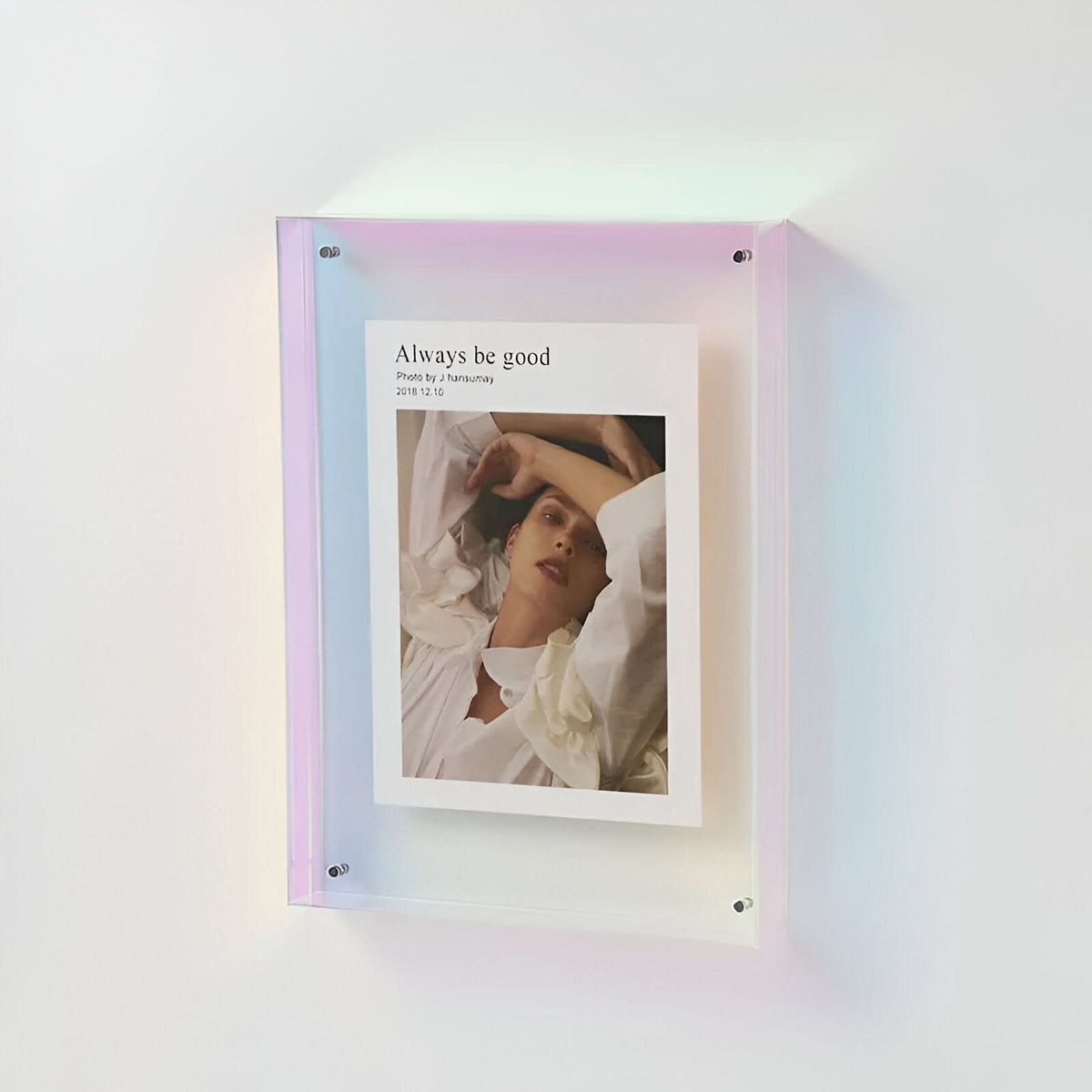 إطار صور شفاف بتصميم بسيط من LUCIDNEST — عرض أنيق للذكريات
