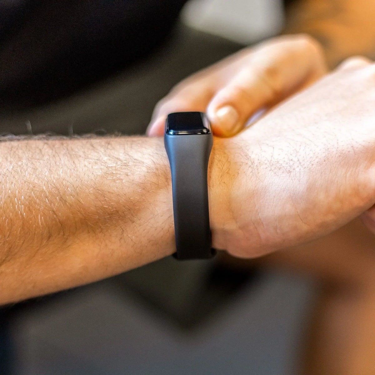 Czarna silikonowa opaska Samsung Galaxy Fit 2 — kompatybilny pasek zamienny