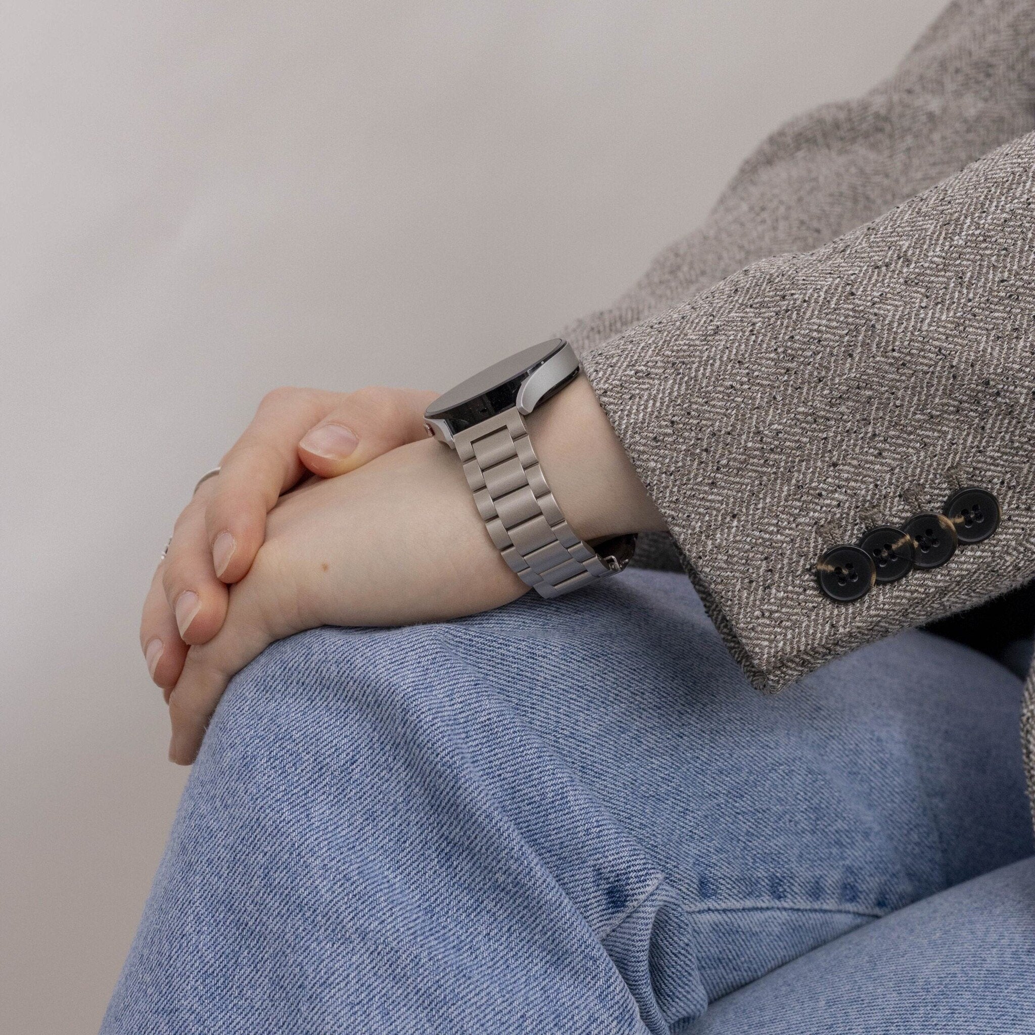 ساعة Samsung Galaxy Watch 6 بسوار فولاذي بلون ستارلايت مقاس 40mm