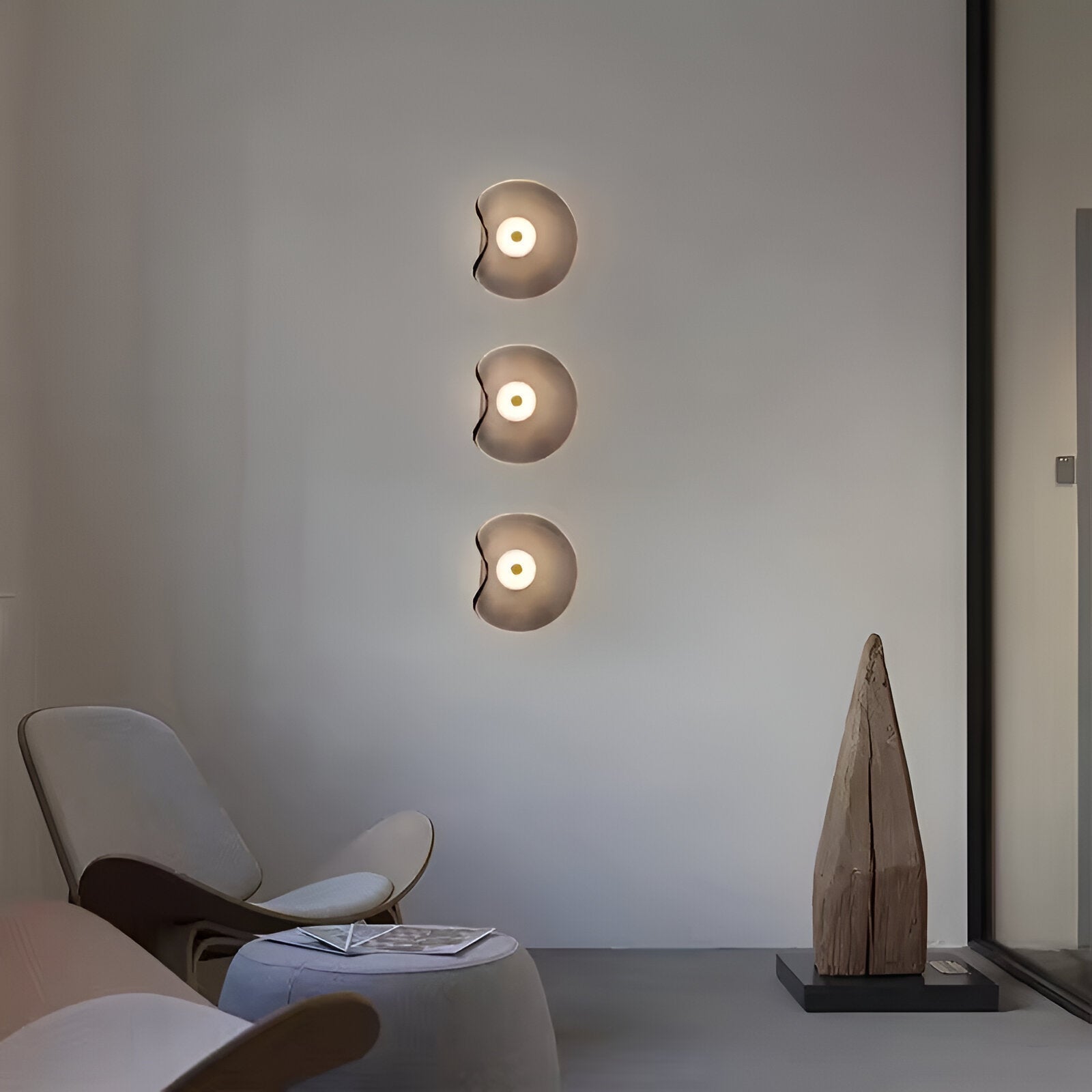 Buet glasvæglampe med LED i nordisk guld og sort til stuen