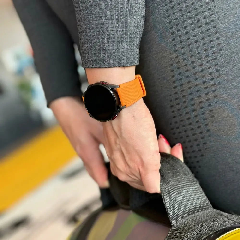 سوار سيليكون برتقالي لساعة Samsung Galaxy Watch 4 Classic مقاس 46 مم بإغلاق بإبزيم تقليدي