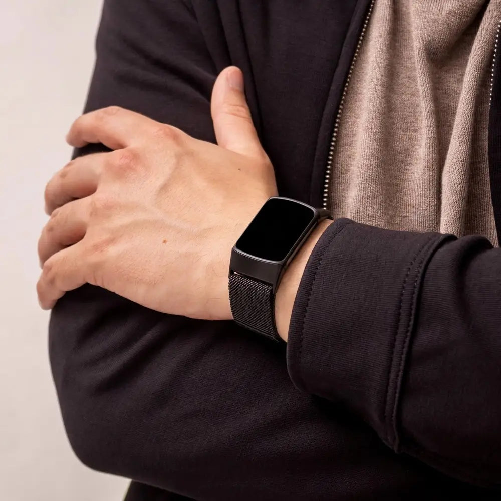 Fitbit Charge 5:n musta milanolainen ranneke