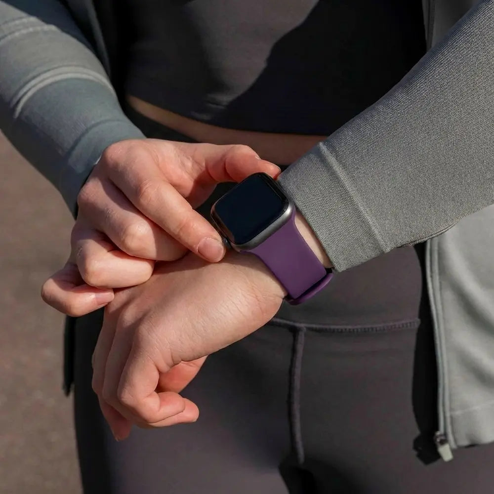 Klasický silikonový řemínek pro Apple Watch — tmavě fialové zapínání s dvojitou smyčkou