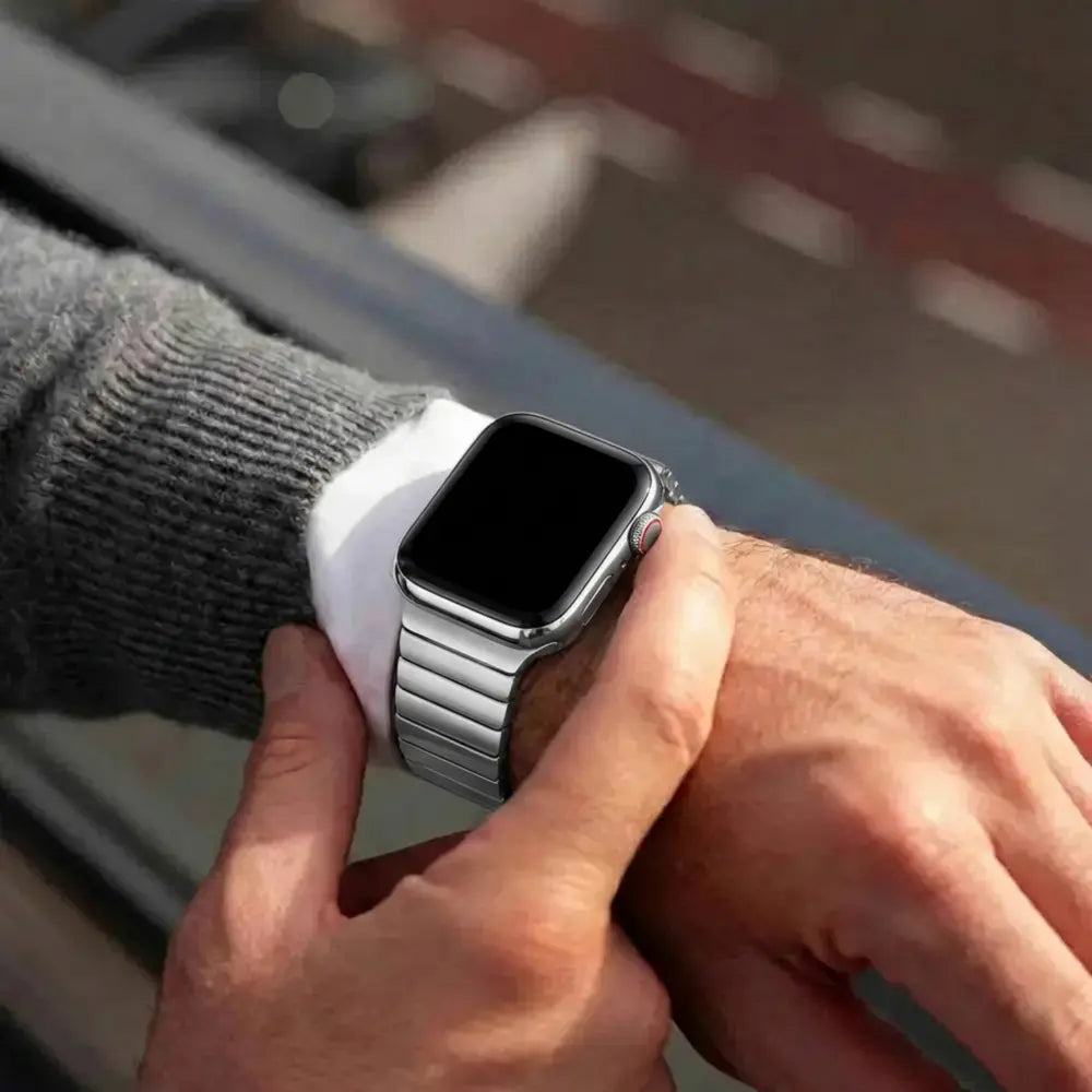 سوار Apple Watch من الفولاذ المقاوم للصدأ باللون الفضي، مرن