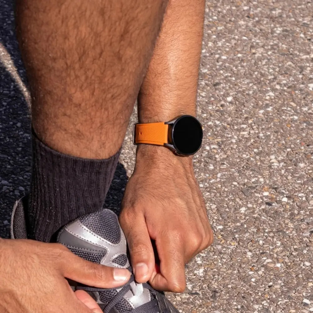 سوار سيليكون برتقالي لساعة Samsung Galaxy Watch 4 Classic مقاس 46 مم بإغلاق بإبزيم تقليدي