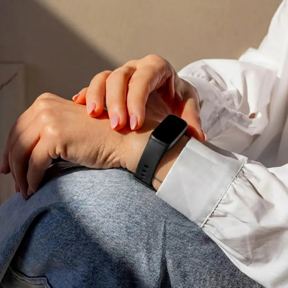 سوار سيليكون Fitbit Luxe — أسود، ملاءمة ناعمة ومرنة