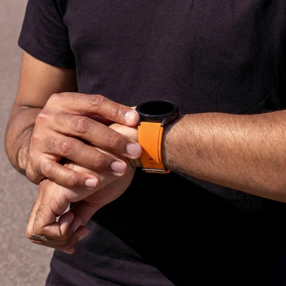 سوار سيليكون برتقالي لساعة Samsung Galaxy Watch 4 Classic مقاس 46 مم بإغلاق بإبزيم تقليدي