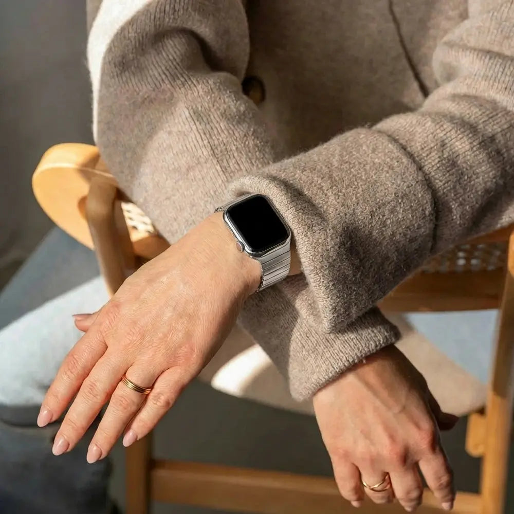 سوار Apple Watch من الفولاذ المقاوم للصدأ باللون الفضي، مرن
