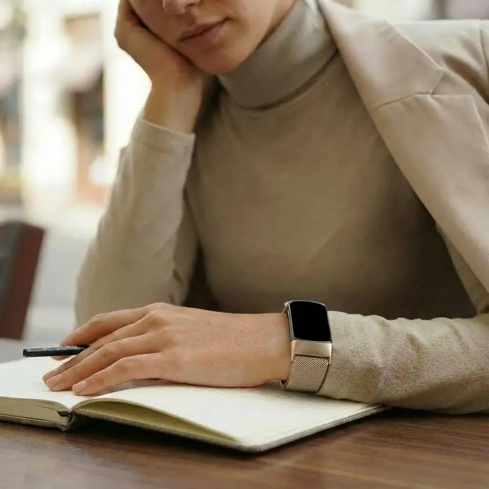 Fitbit Charge 6 milánský řemínek ve variantě Starlight