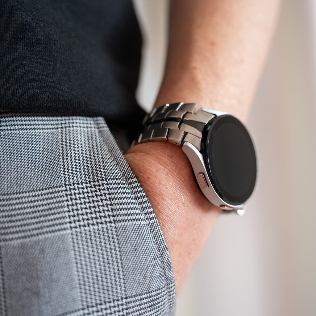 سوار ساعة فولاذي لـ Samsung Galaxy Watch 6 Classic مقاس 47 مم — تشطيب فضي وأسود، إبزيم قابل للطي