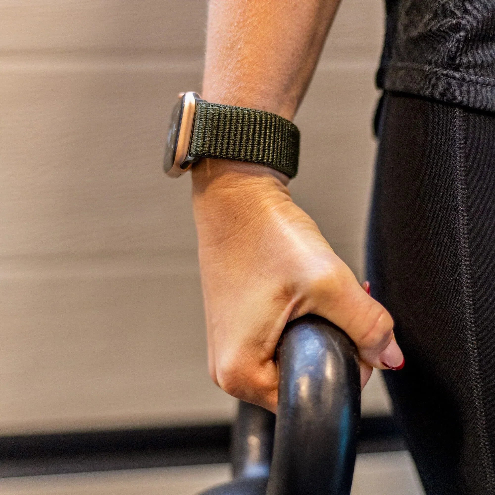 سوار Apple Watch من النايلون الأخضر الداكن