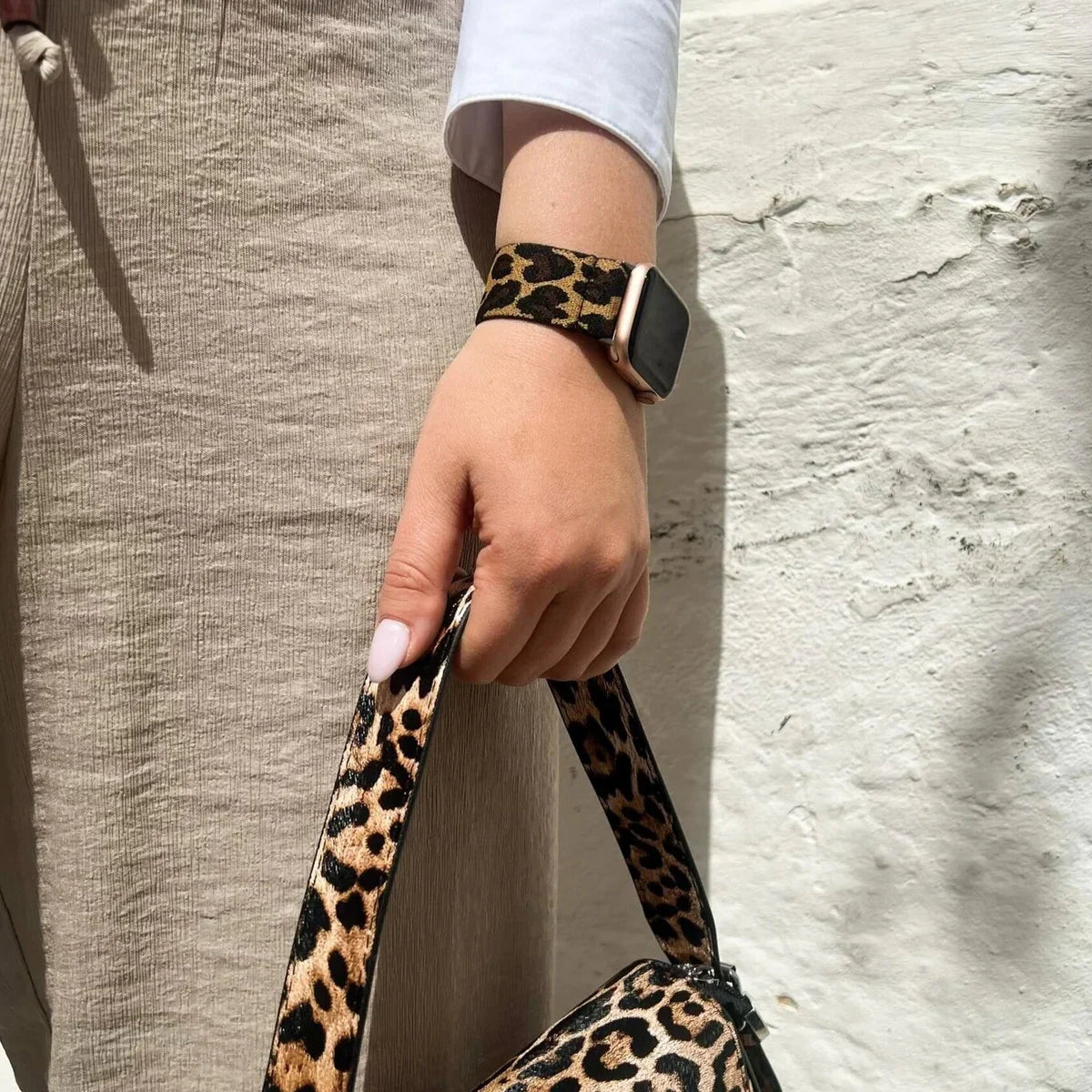 Elastický řemínek s leopardím vzorem pro Apple Watch — bezpečné zapínání na sponu