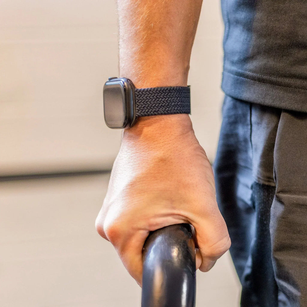 سوار Apple Watch مضفّر — تصميم منسوج بلون فحمي