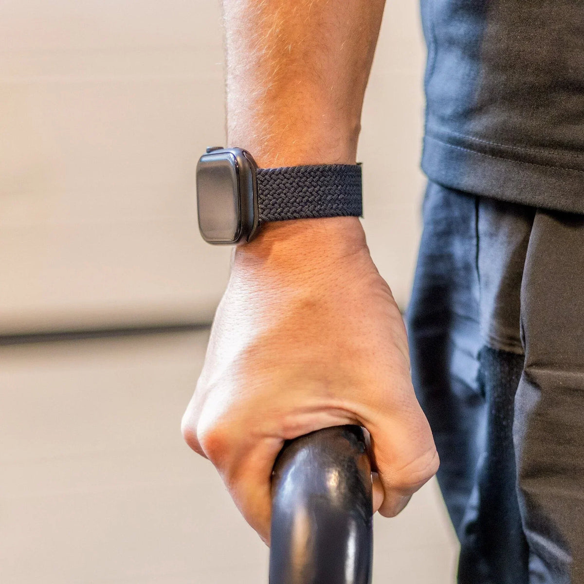 سوار Apple Watch مضفّر — تصميم منسوج بلون فحمي