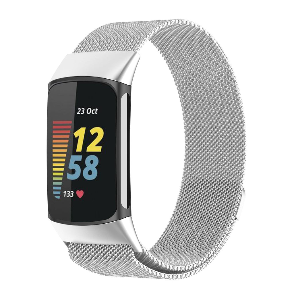 Hopeanvärinen milanolainen ranneke Fitbit Charge 5 -kellolle — magneettikiinnitys