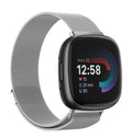 Edice Silver Finish s milánským řemínkem pro Fitbit Versa 4 — magnetická spona