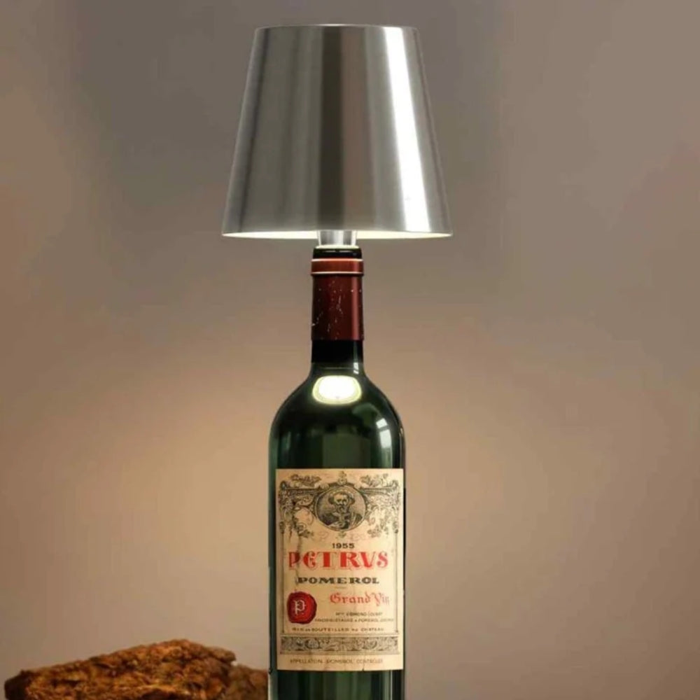 LumiBottle ledningsfri bordlampe formet som en flaske — varmt stemningslys, ingen installation