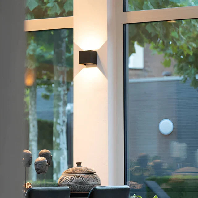 مصباح حائط LED لاسلكي GlowCube — يعمل بالبطارية ومزوّد بمستشعر، بتصميم بسيط