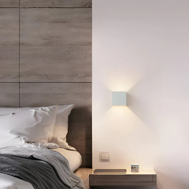 مصباح حائط LED لاسلكي GlowCube — يعمل بالبطارية ومزوّد بمستشعر، بتصميم بسيط