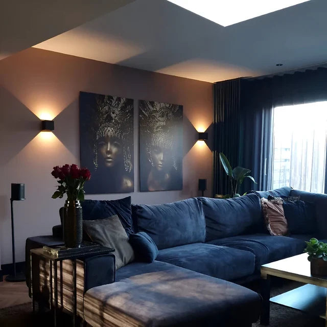 مصباح حائط LED لاسلكي GlowCube — يعمل بالبطارية ومزوّد بمستشعر، بتصميم بسيط