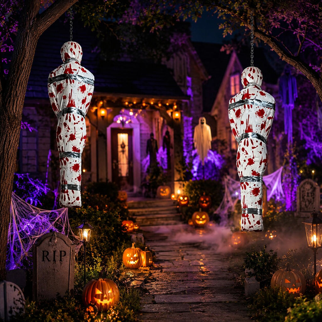 Halloween-dekoration i naturlig storlek föreställande ett lik — inlindad kroppsform för kusliga miljöer